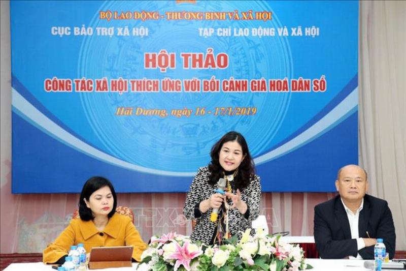 Chuyên gia hoa tại Hoa Tươi Thanh Thảo đang sắp xếp một lẵng hoa, thể hiện chuyên môn và kinh nghiệm trong việc tư vấn hoa hợp mệnh cho nữ sinh 2003